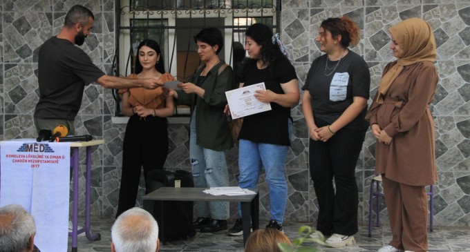 Kürtçe kursunda başarılı olan öğrencilere sertifika verildi