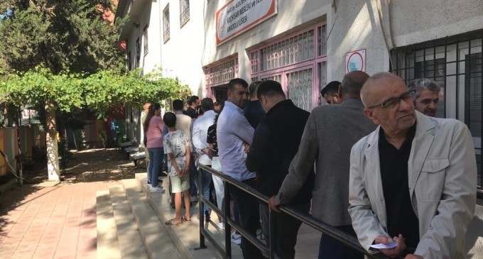 Qoser’de bir okulda oy kullanma işlemi başlamadı