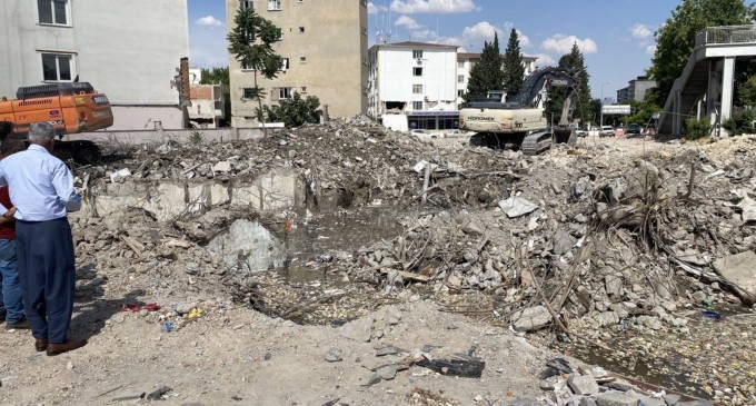 Deprem enkazında bir kadının cansız bedeni bulundu