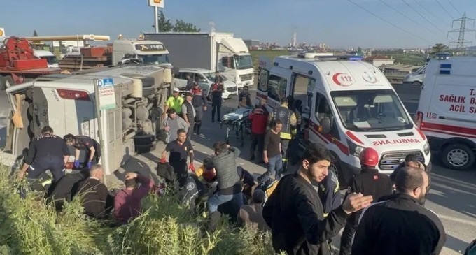 Gebze’de işçileri taşıyan minibüs kaza yaptı: 13 yaralı